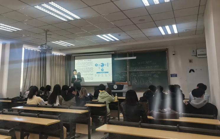 逸馬連鎖商學(xué)院院長洪婷、逸馬阿拉丁戰(zhàn)略陪跑中心資深專家楊濤，為內(nèi)蒙古農(nóng)業(yè)大學(xué)工商管理專業(yè)（連鎖經(jīng)營管理方向）本科生授課