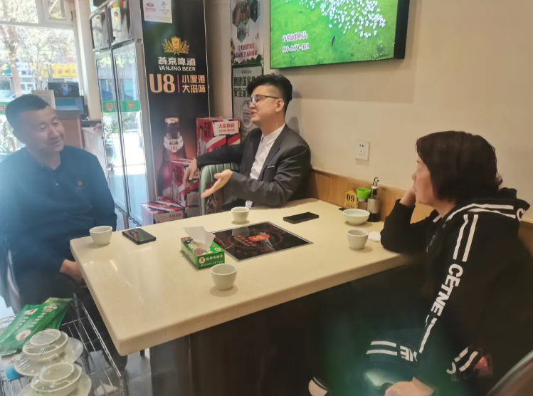 逸馬連鎖商學(xué)院院長洪婷、逸馬阿拉丁戰(zhàn)略陪跑中心資深專家楊濤，為內(nèi)蒙古農(nóng)業(yè)大學(xué)工商管理專業(yè)（連鎖經(jīng)營管理方向）本科生授課