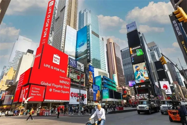 靠販?zhǔn)邸扒榫w價值”，他賣出100個億！