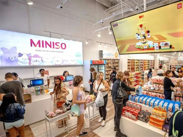 靠販?zhǔn)邸扒榫w價值”，他賣出100個億！