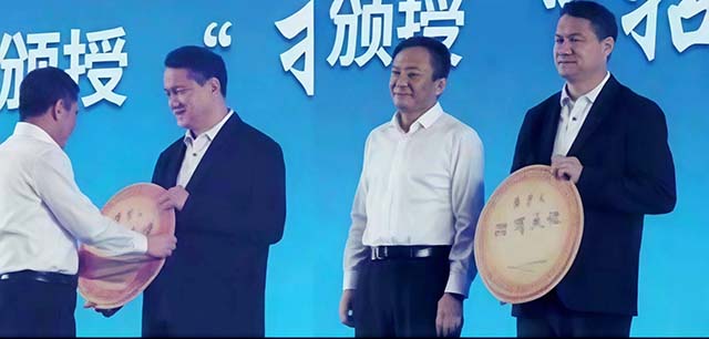 中國科技部主管《中國高新科技》對馬瑞光博士進(jìn)行封面報(bào)道：“以管理科學(xué)驅(qū)動連鎖產(chǎn)業(yè)創(chuàng)新發(fā)展”