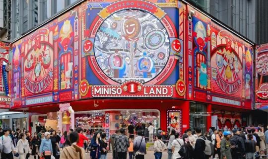 靠販售“情緒價值”，他賣出100個億！