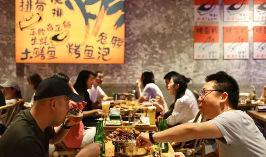 停車場燒烤，為何成了2025年餐飲連鎖增長新范式？